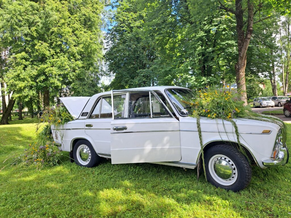 Līgo skan, Līgo skan, Jāņu vainags galvā man…