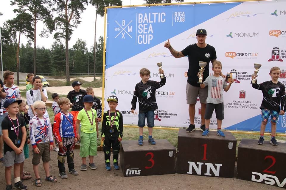 Māris Štrombergs apbalvo Baltijas jūras BMX kausa izcīņas otrā posma uzvarētājus