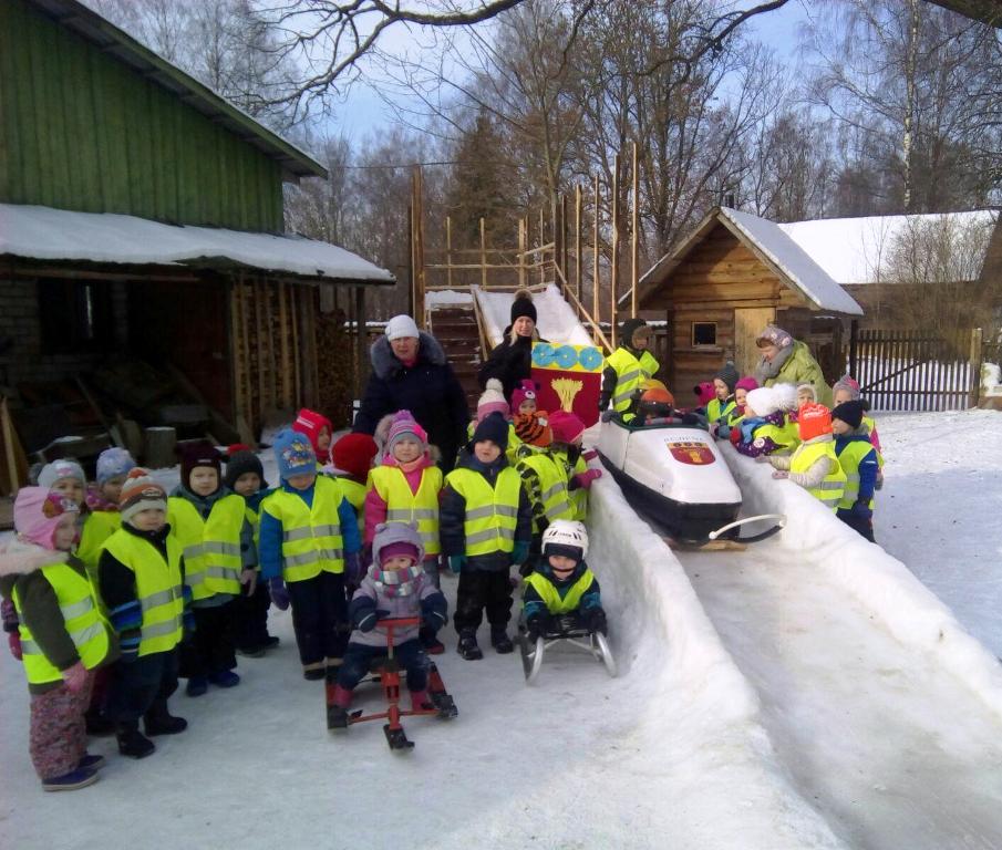 Mazie rūjienieši sveic bobslejistus