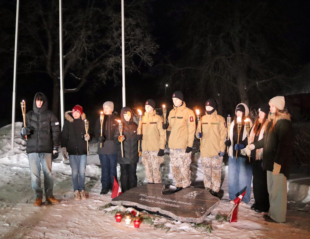 Mazsalacā atklāj piemiņas plāksni «Barikādēm 35»