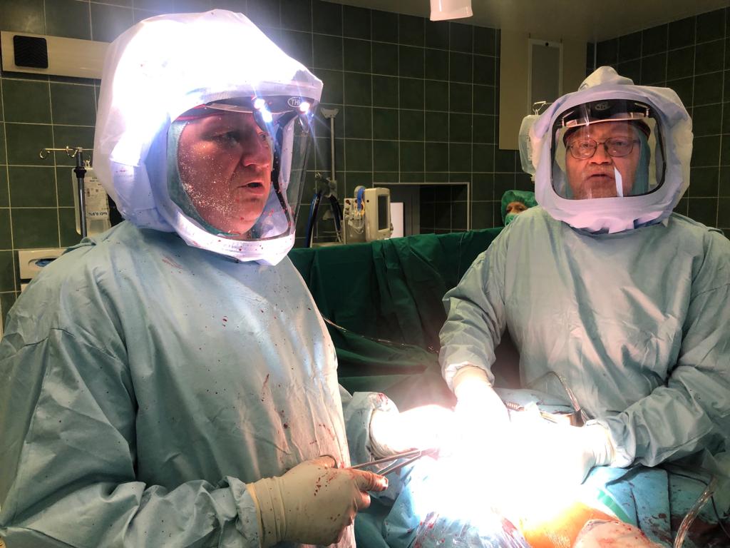 Mediķi operē skafandros
