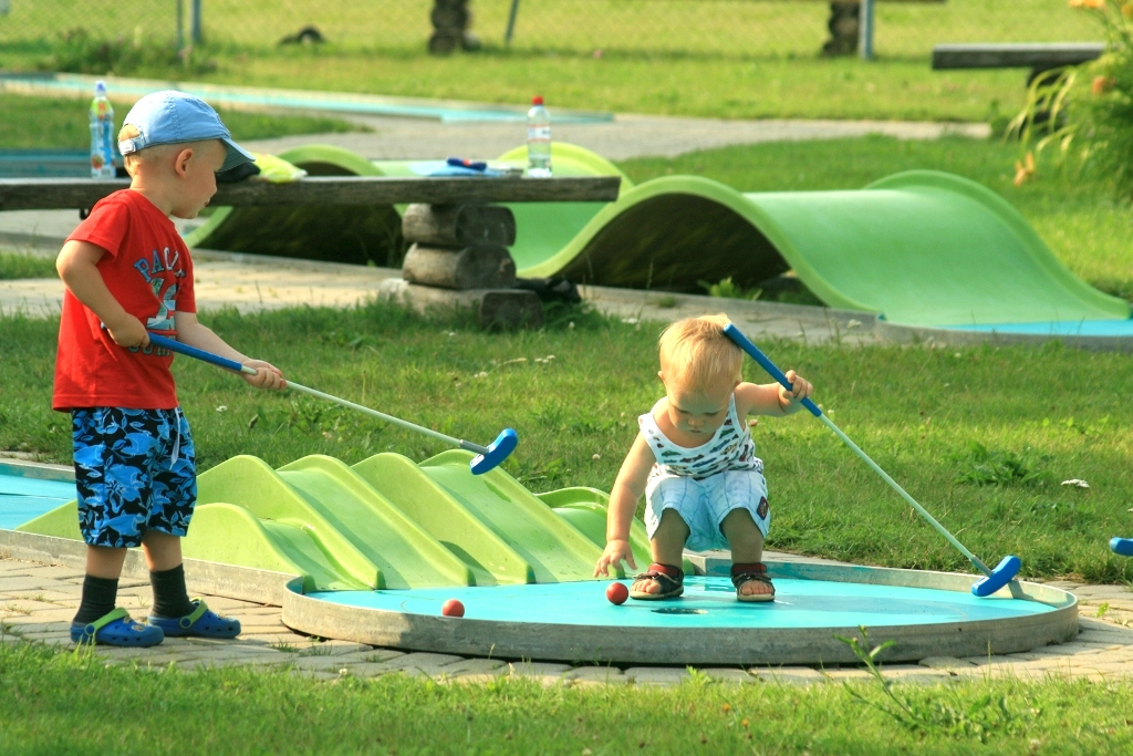Minigolfa turnīrs bērniem Avotos