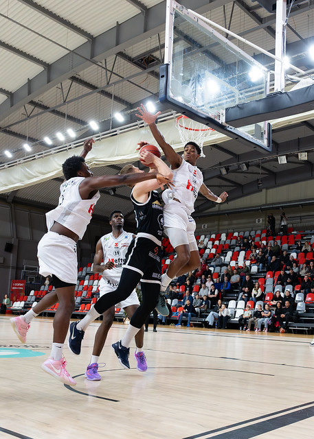 Mūsu basketbolisti amerikāņu kalniņos
