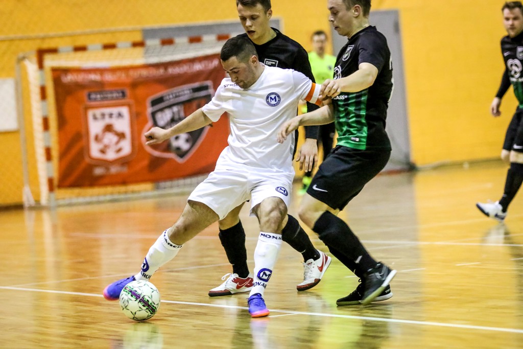 Neizšķirts pret Monarhu