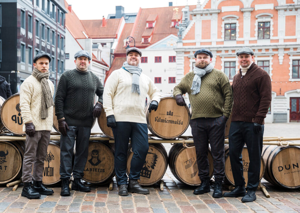 Nesot lielizmēra alus mucas un vēstules par nepieciešamību stiprināt  vietējo alus nozari, Latvijas neatkarīgie aldari dodas gājienā