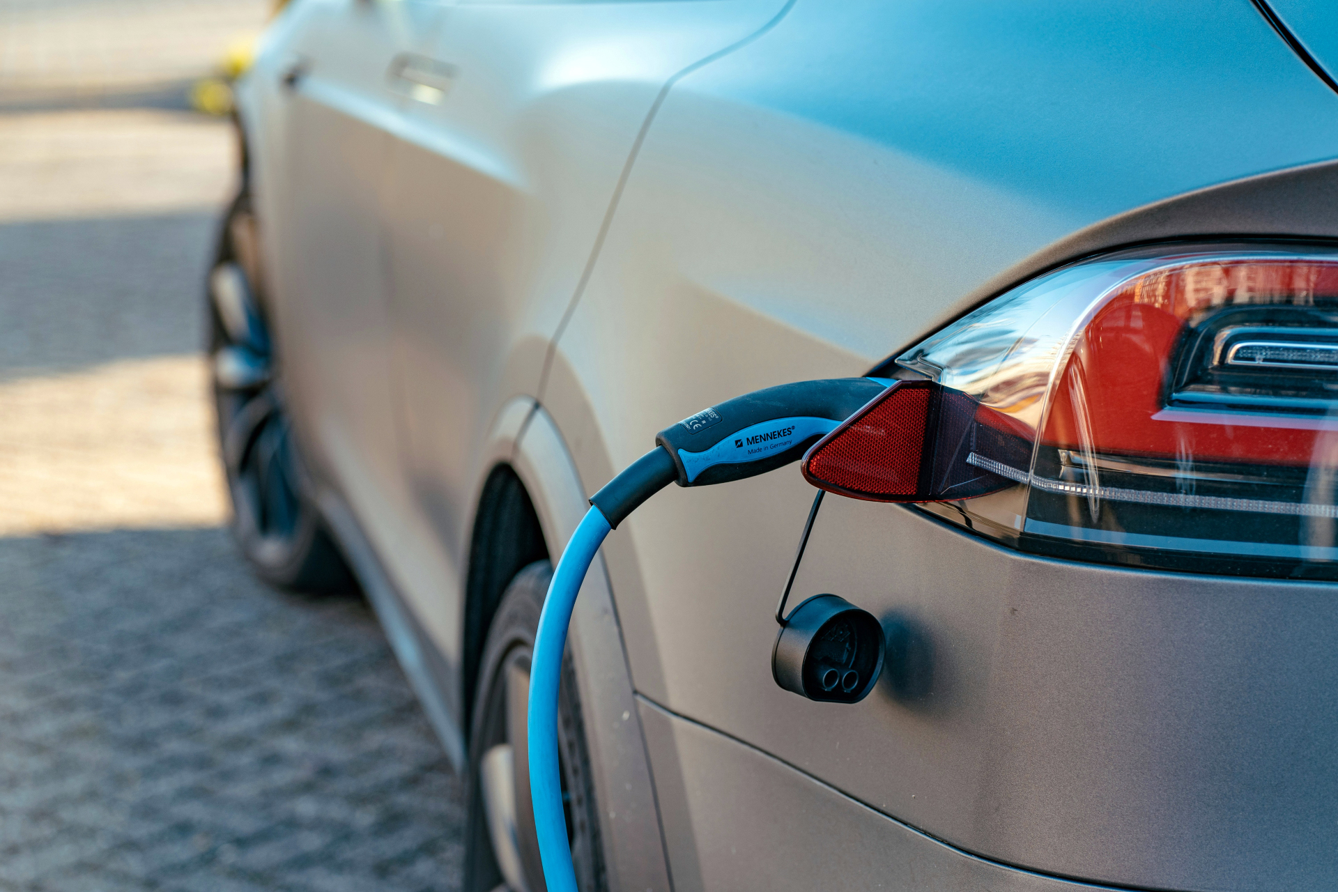 Nianses par elektromobili  satiksmē