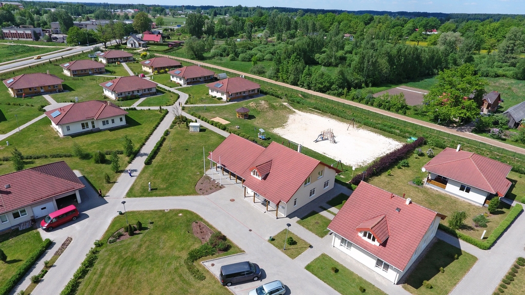 Nodrošina bērnu vajadzībām atbilstošu aprūpi
