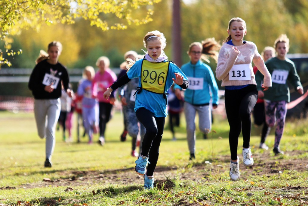 Noskaidroti ātrākie skolēni rudens krosā