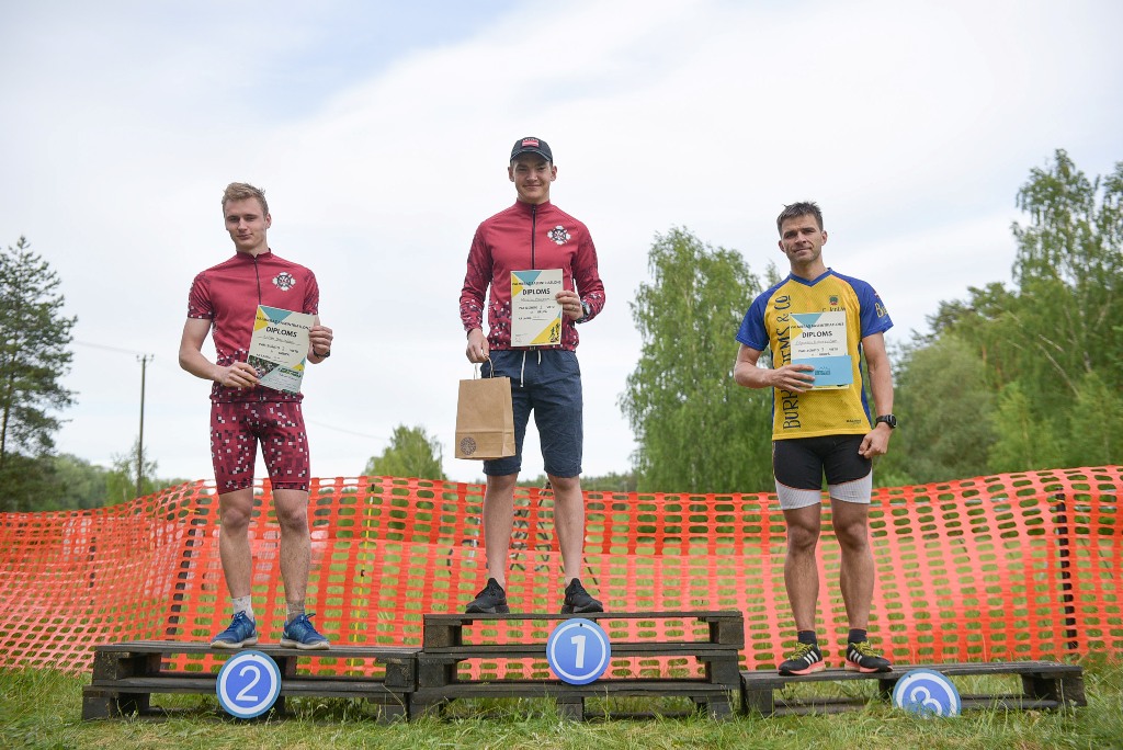Noskaidroti uzvarētāji Valmieras baseintriatlonā