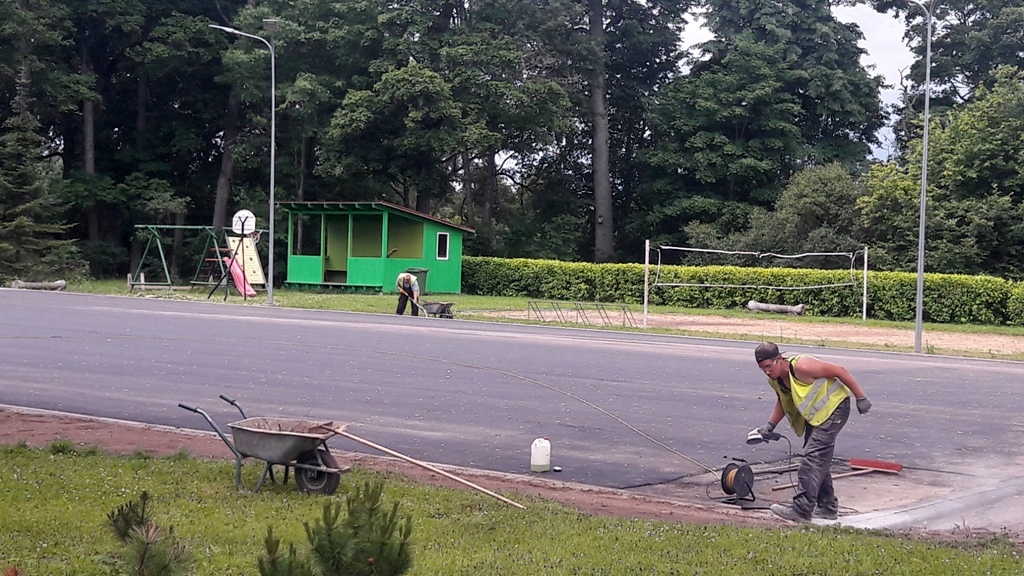 Noslēgumam tuvojas multifunkcionālā sporta laukuma izbūve Bērzainē