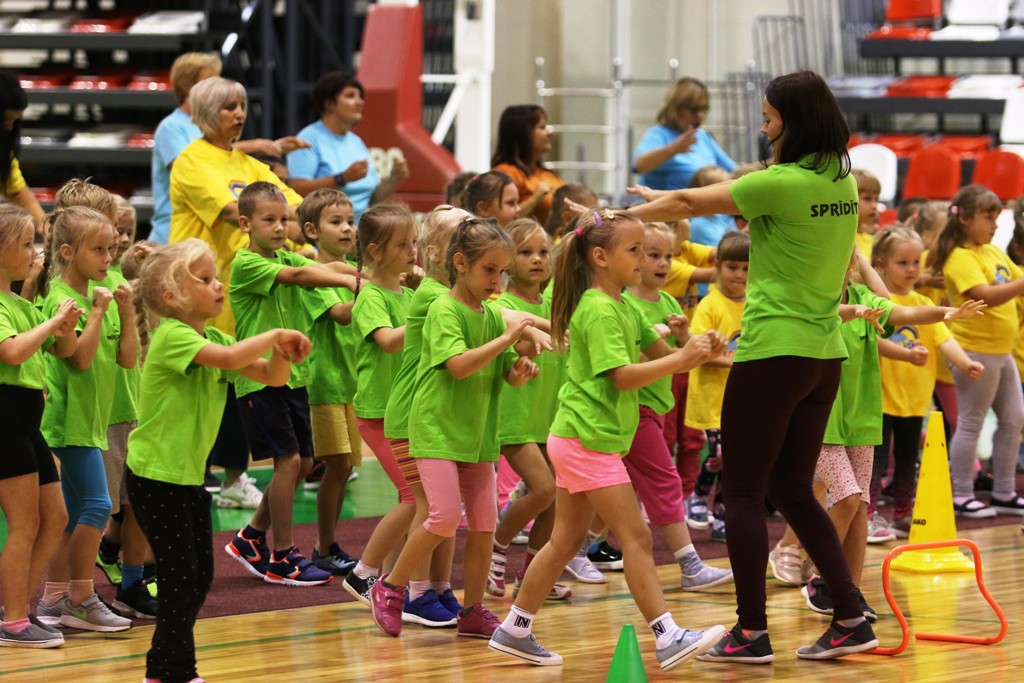 Olimpisko dienu svin sportojot