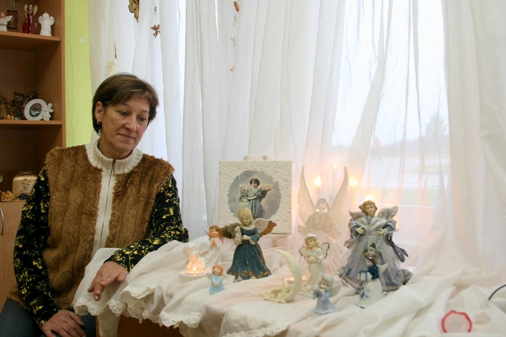 Omīte liepā un zvaigznīte aiz loga
