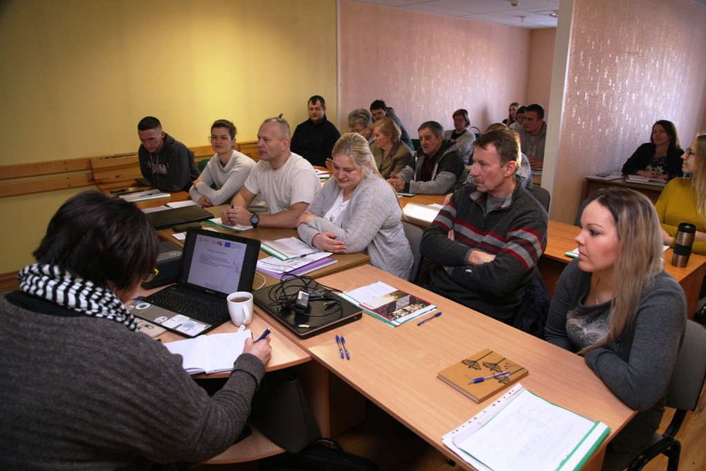 Organizē arodapmācības un pilnveido pakalpojumus uzņēmējiem