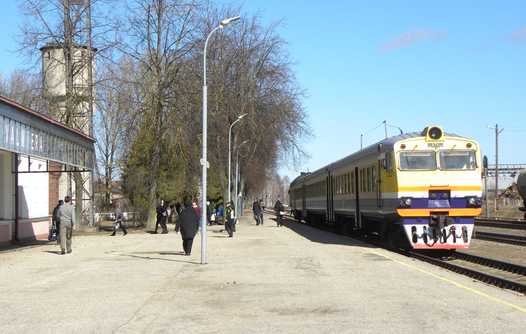 Par ceļiem, bezceļiem un dzelzceļu