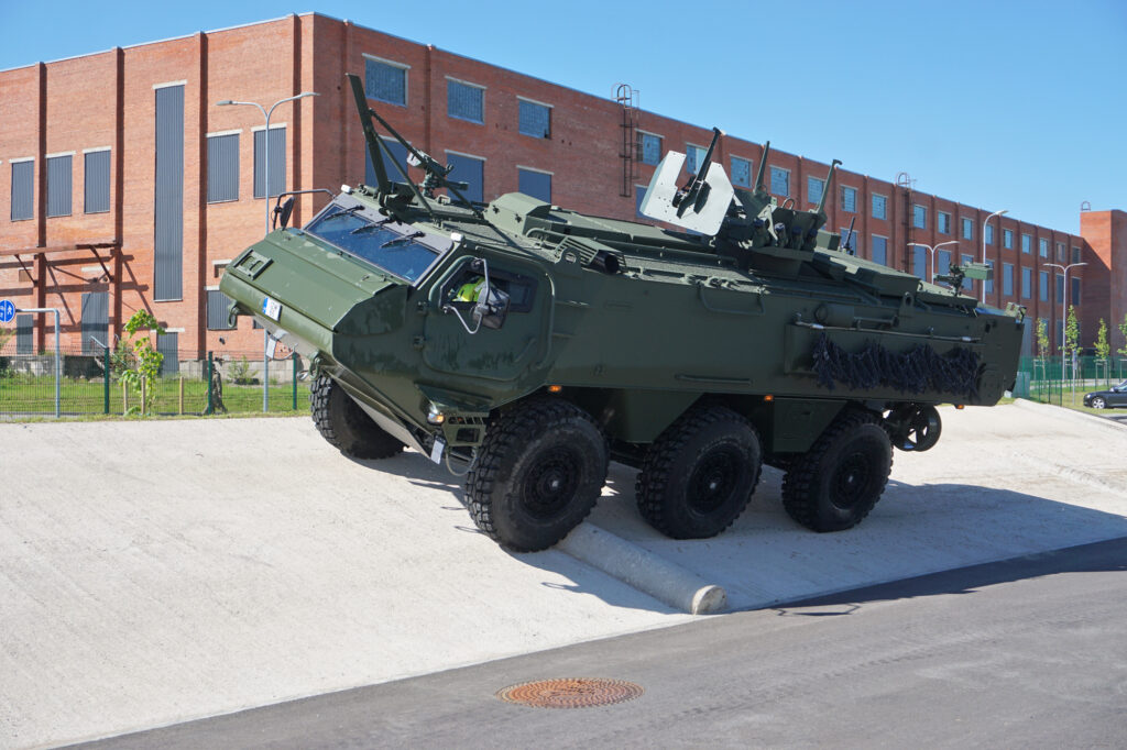 Parakstīts līgums par pilna cikla  Patria 6×6  bruņutransportieru  uzturēšanu