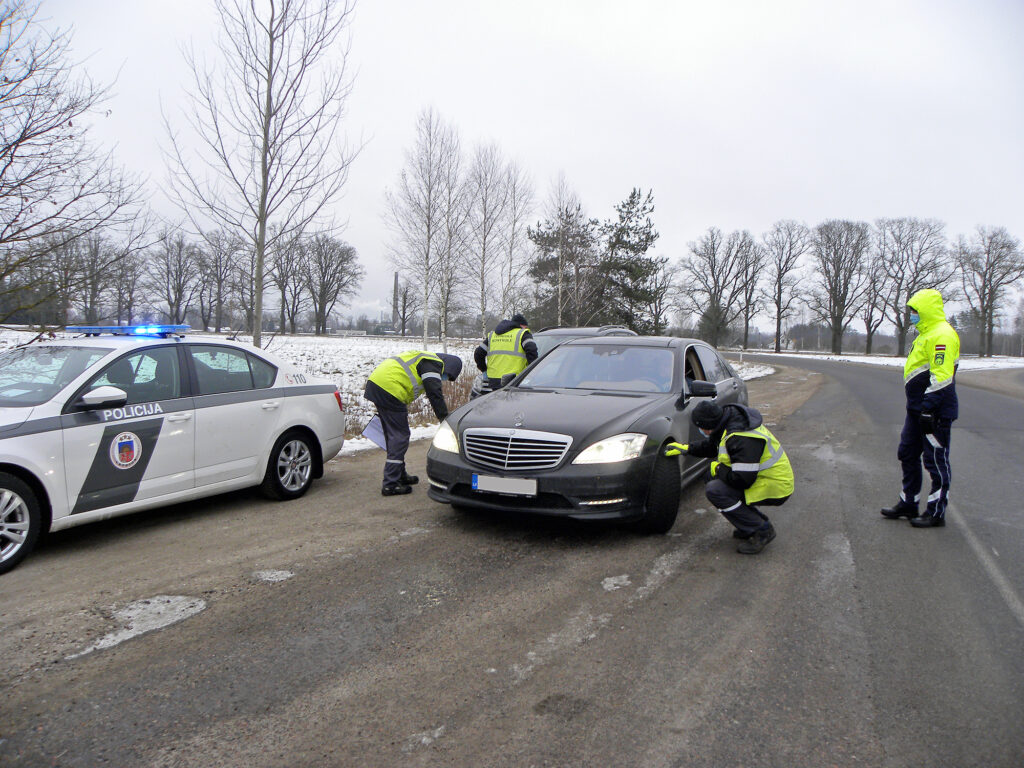 Pārbauda gatavību ziemas ceļiem