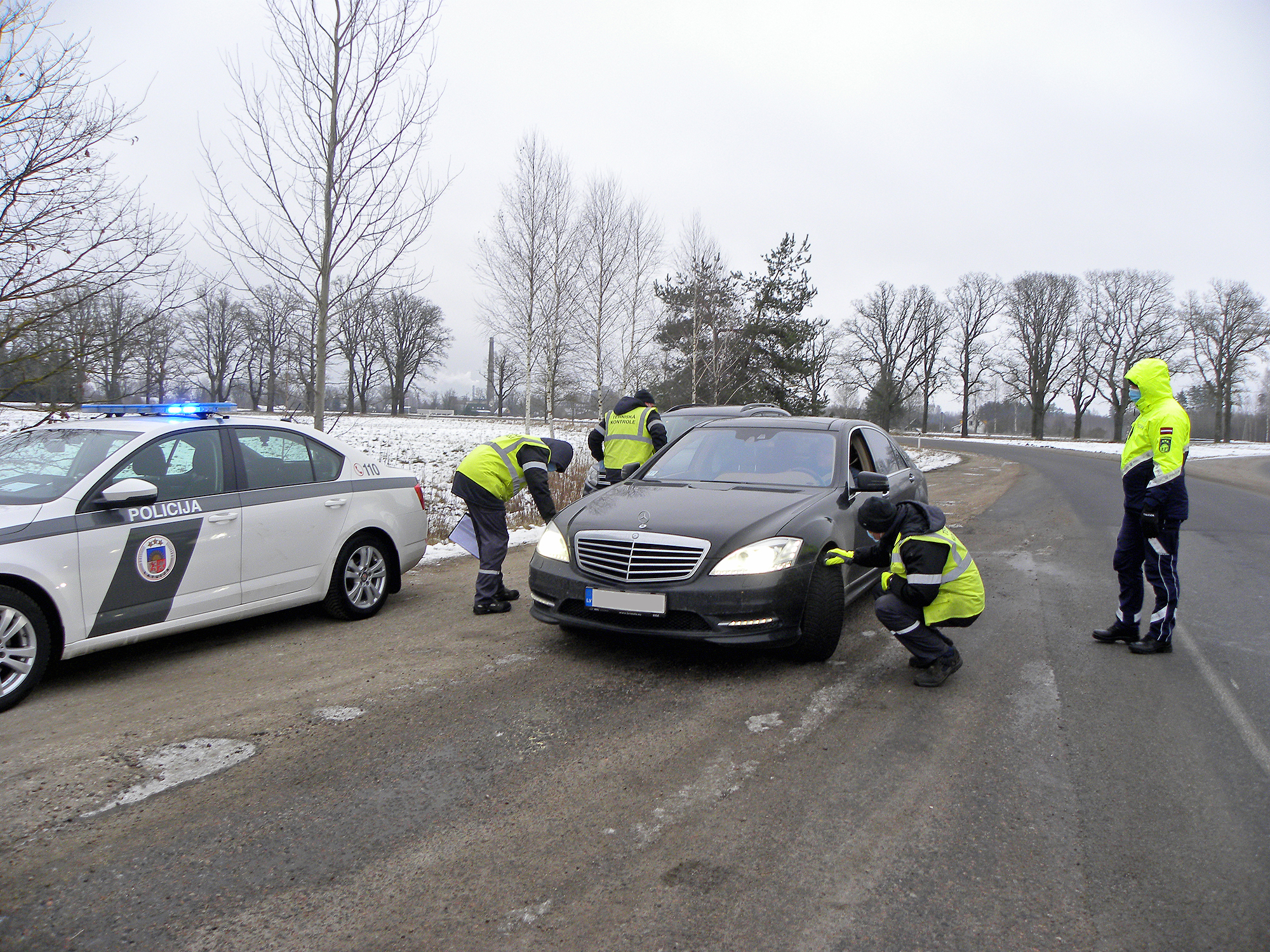 Pārbauda gatavību ziemas ceļiem