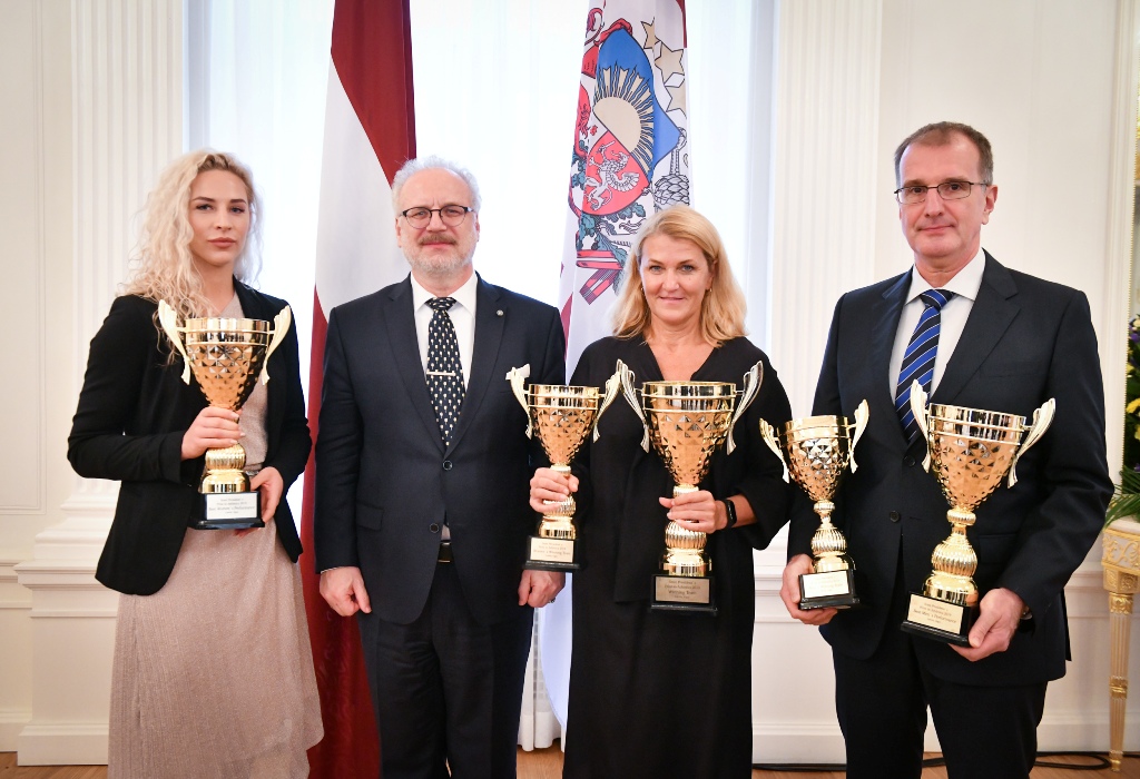 Pasniedz kausus Valsts prezidenta balvas izcīņas vieglatlētikā 2019. gada laureātiem