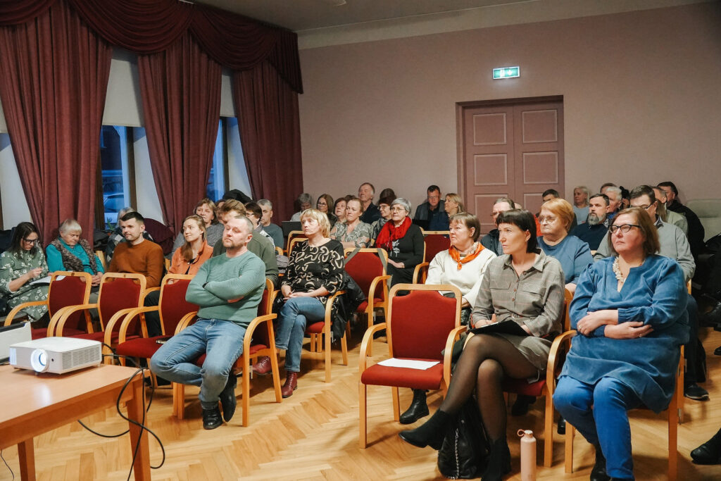 Pašvaldības pārstāvju tikšanās ar rūjieniešiem