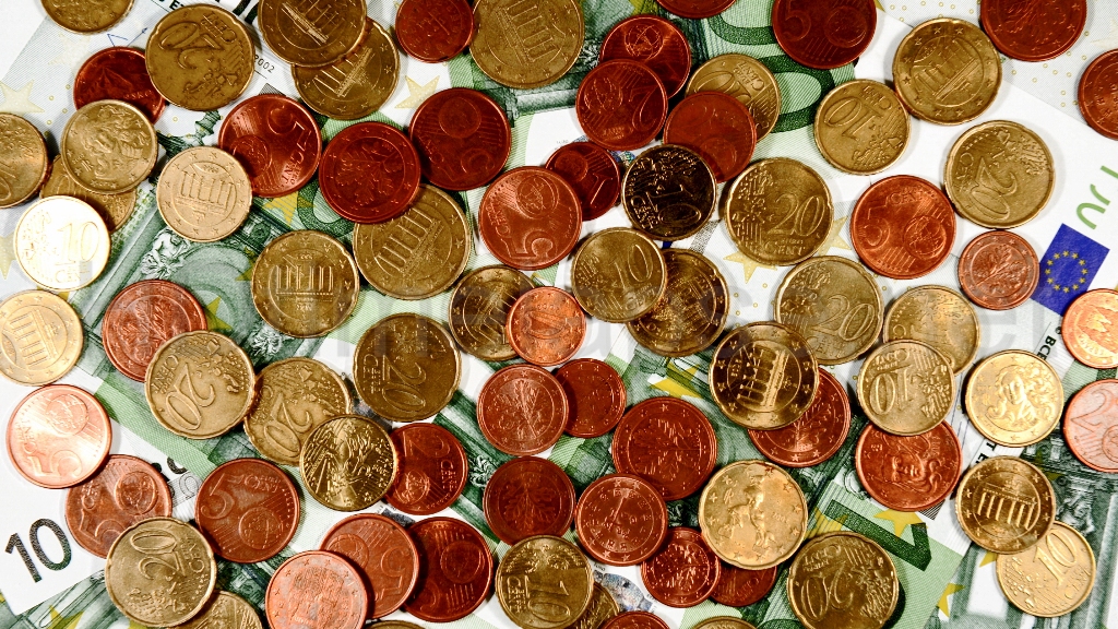 Pensionāri taujā par pensiju pielikumu
