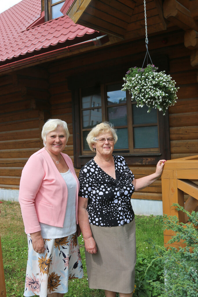 Pensionāri turpina darboties