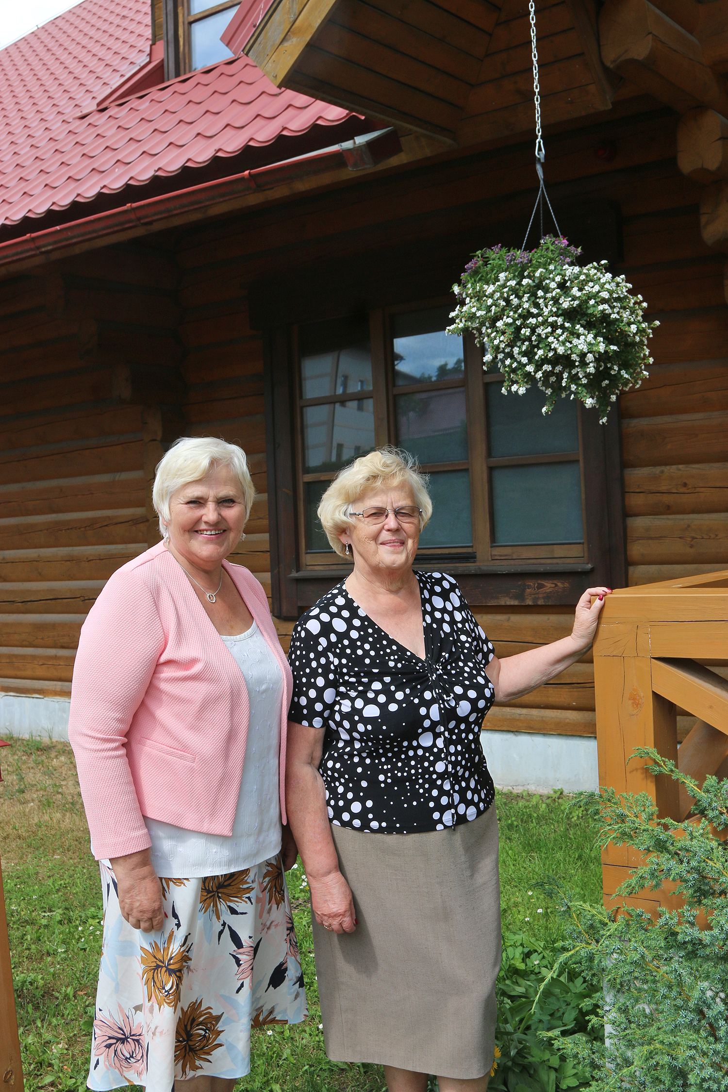 Pensionāri turpina darboties