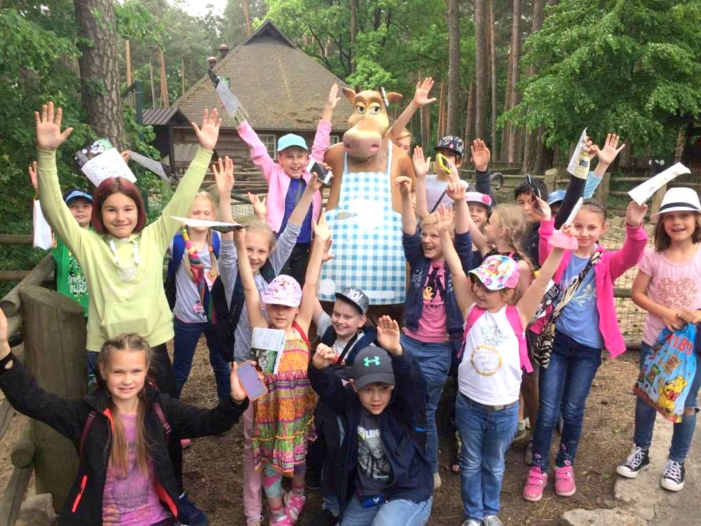 Pēta Sedas purvu, mācās Bruņinieku skolā, peldas