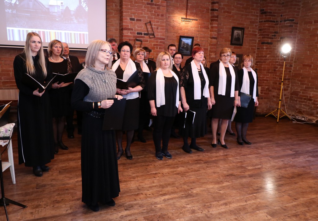 Pie kamīna siltās liesmas