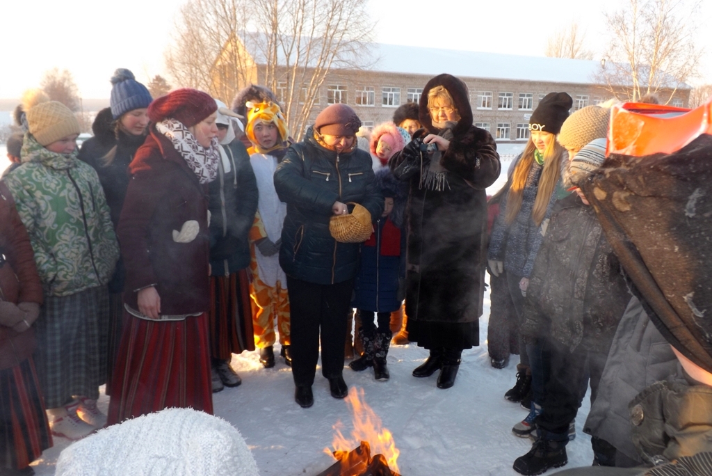 Pie saulgriežu ugunskura — tālu no Latvijas