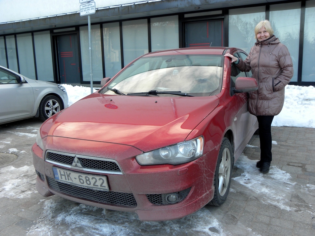 Pie stūres turu līdzi vīriem