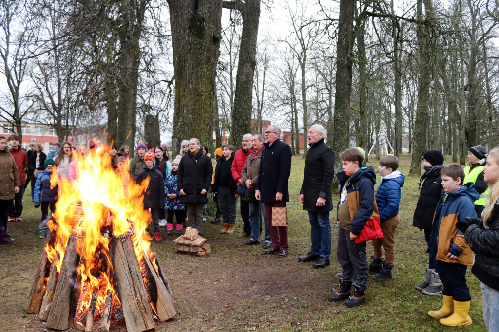 Pie ugunskura atceras Barikāžu laiku