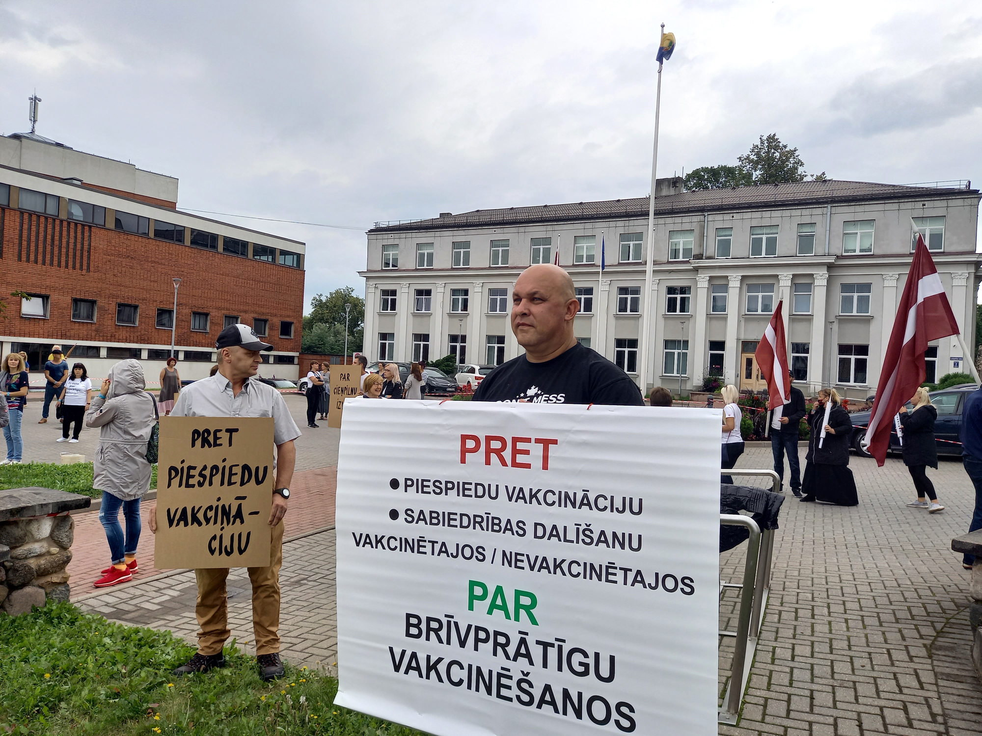 Piketē pret obligātu vakcināciju