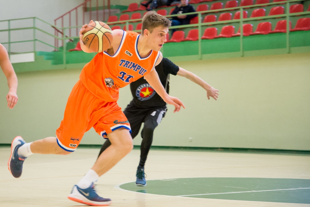 Pilsētas čempionātā sper zibeņi un auļo kuiļi