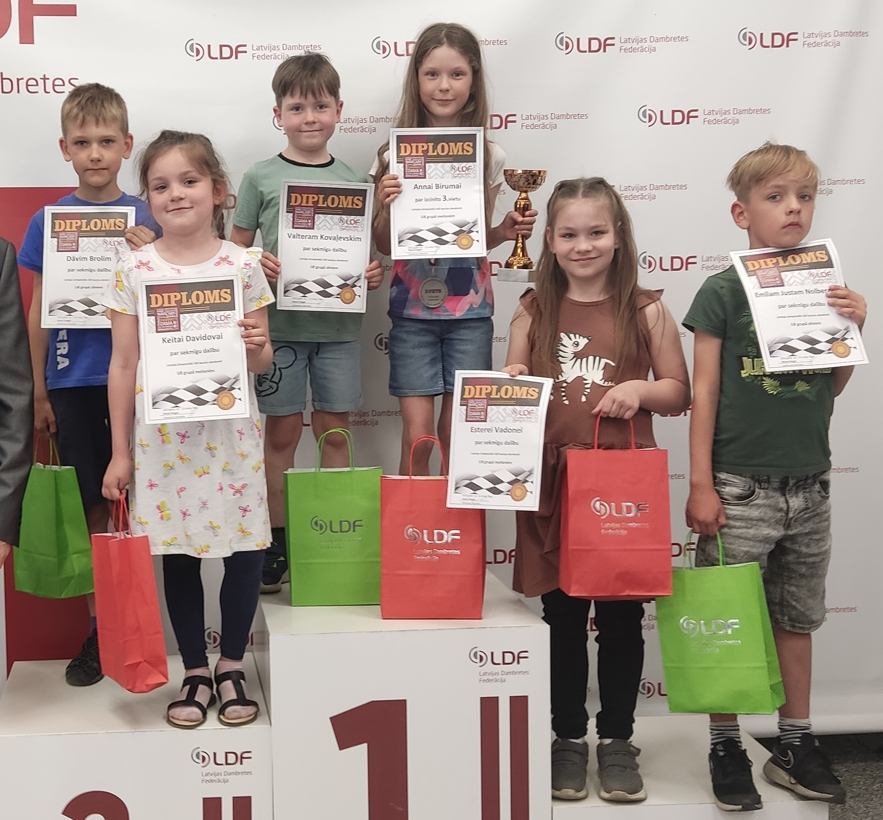Pirmklasnieki Latvijas čempionātā dambretē