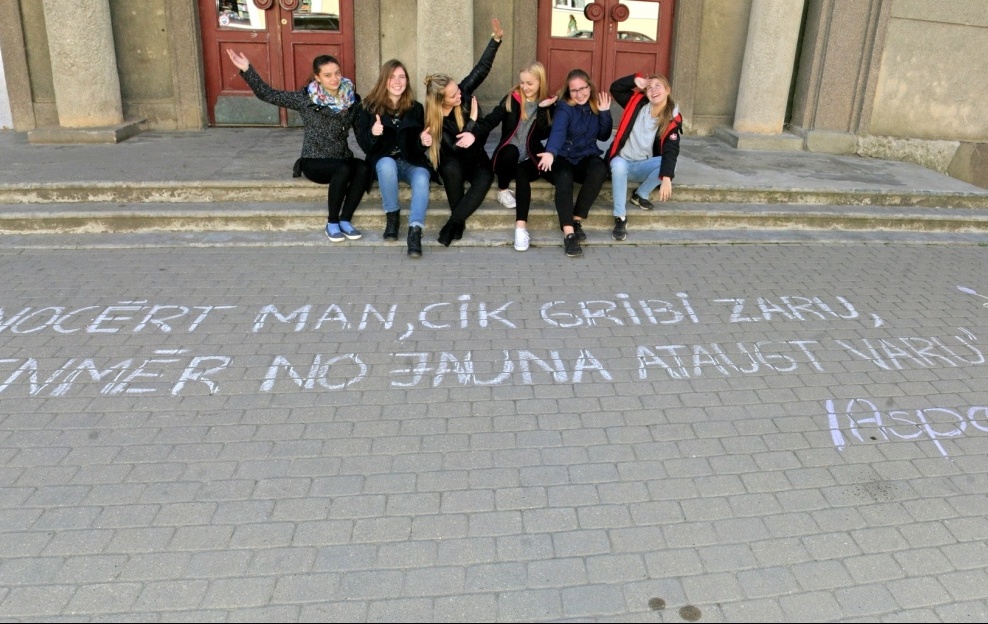 Pirmoreiz: dzeja uz Valmieras trotuāra
