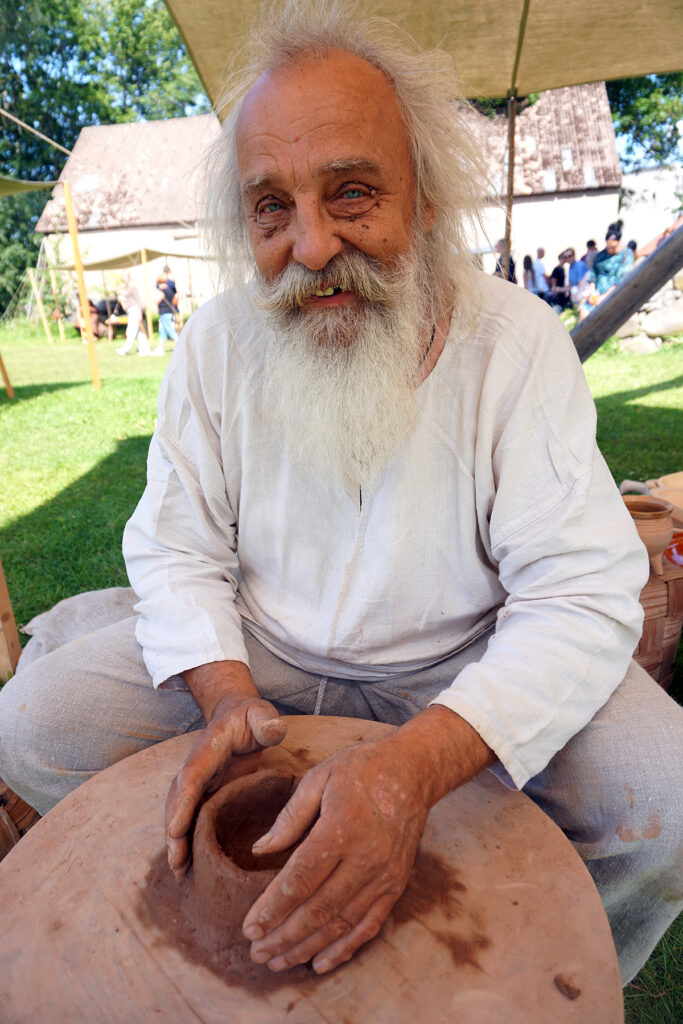 Podu gāzējs podus taisa