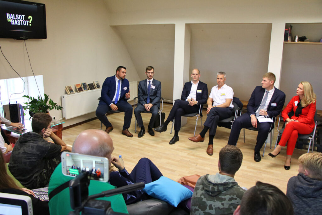 Politiķi uzrunā jauniešus. III
