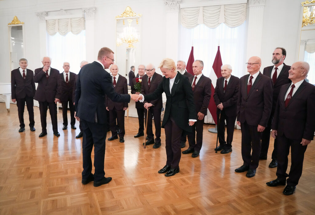 Prezidentam dziedāja mūsu senioru kolektīvi