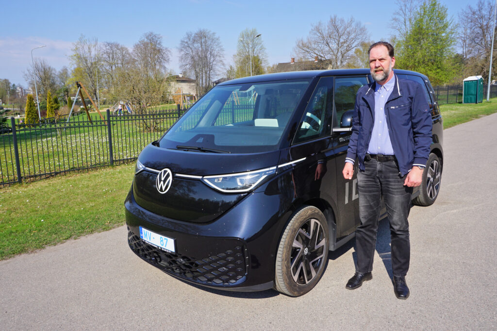 Profesionālis testē elektromobili