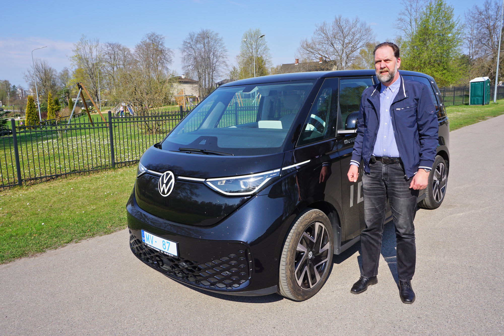 Profesionālis testē elektromobili