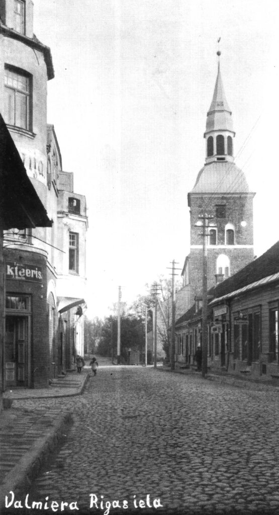 Pulkstenis rāda divpadsmit