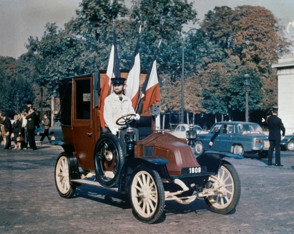 Renault pārsteidz Parīzē