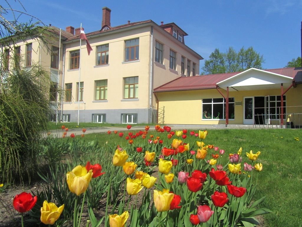 Rencēnu skola 80 gadus mantojuma ceļā