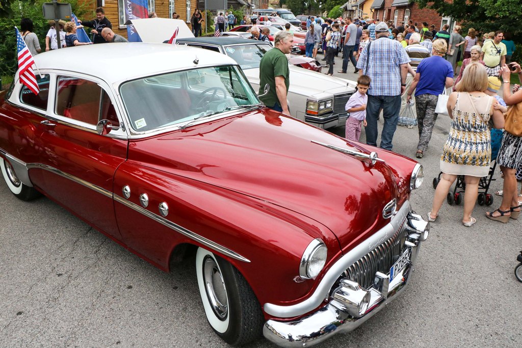 Retro auto mazpilsētas ielās