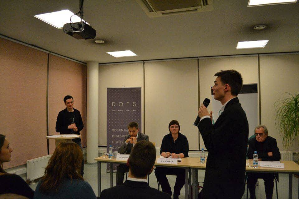 Rodas prasmes kritiski izvērtēt informāciju