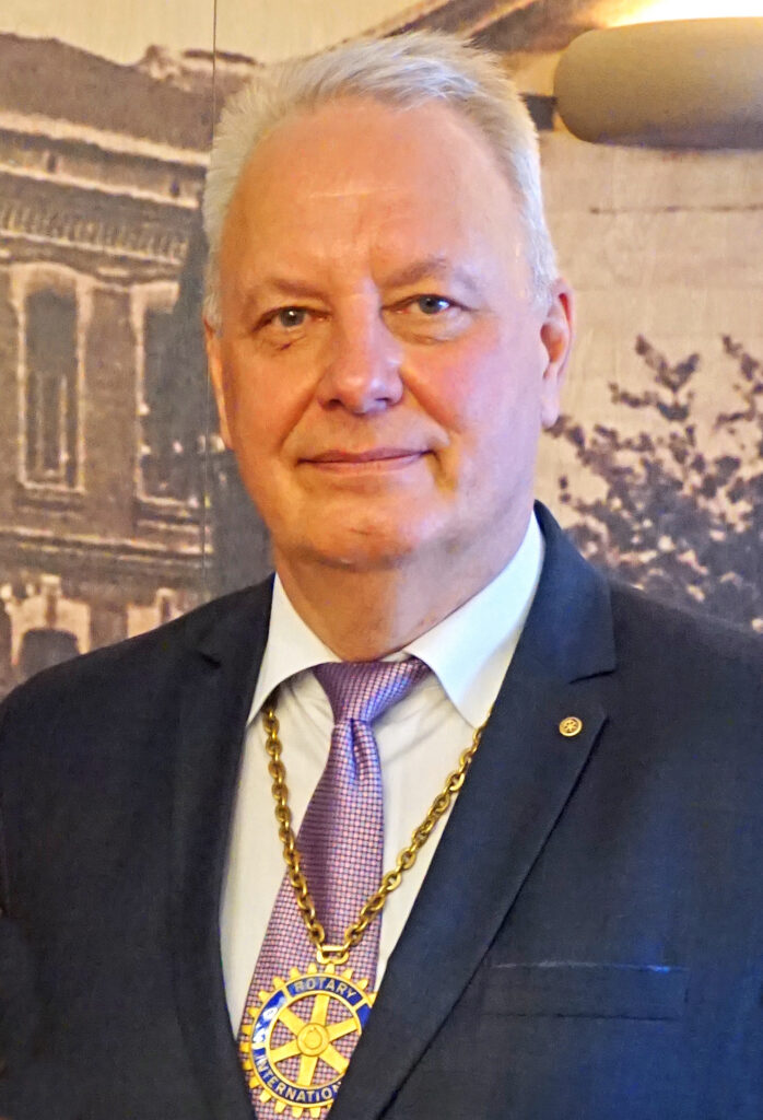 Rotari zīme paver durvis plašāk