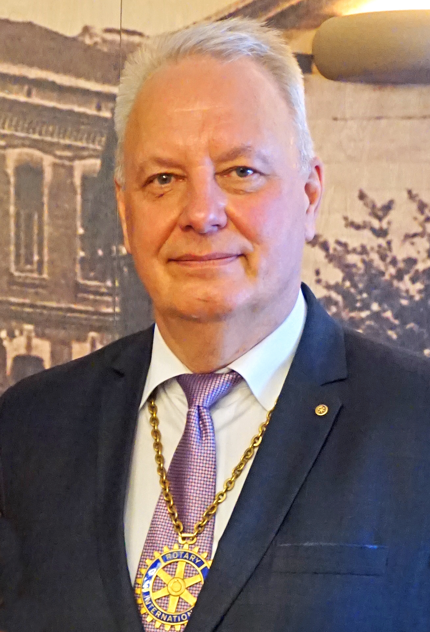 Rotari zīme paver durvis plašāk