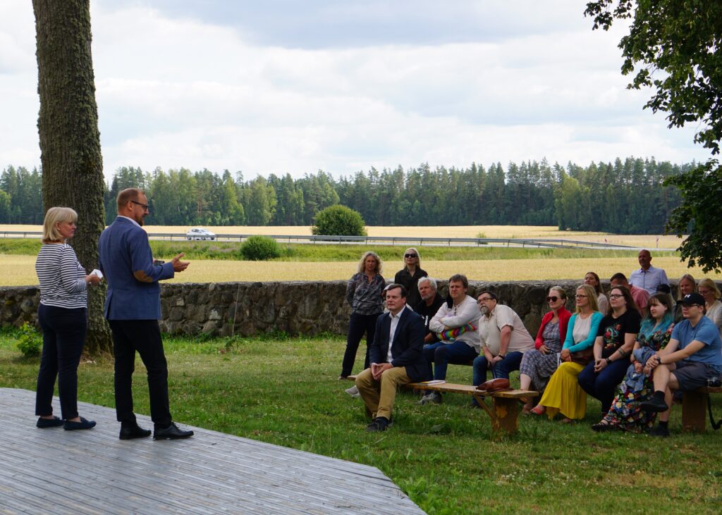 Rubenē prezentēts Igaunijā izdotais Latvijas tūrisma ceļvedis