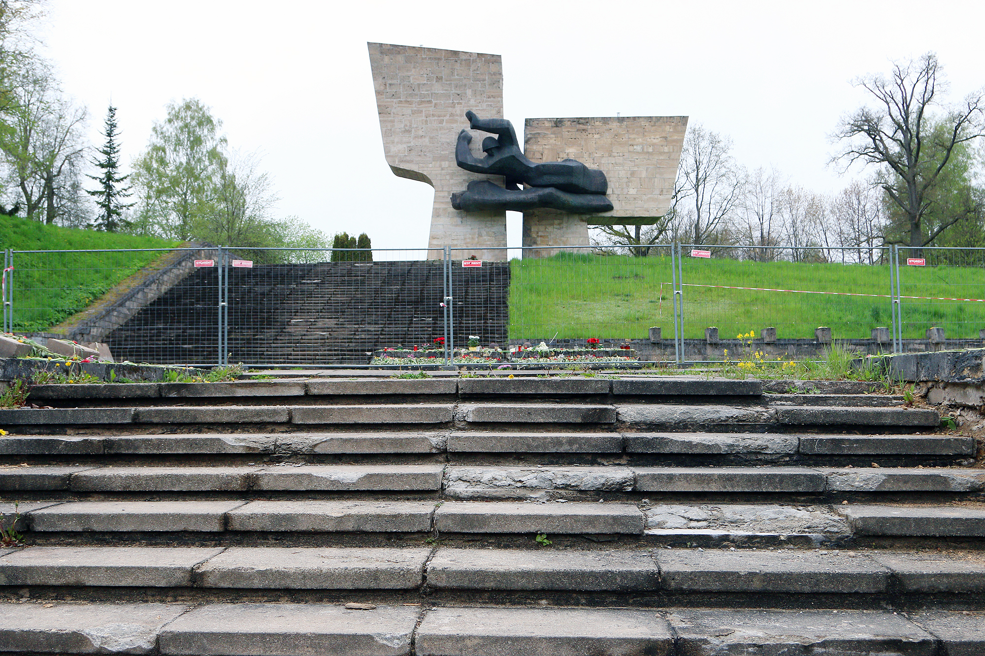Sāk atjaunot Memoriālu II pasaules karā kritušajiem