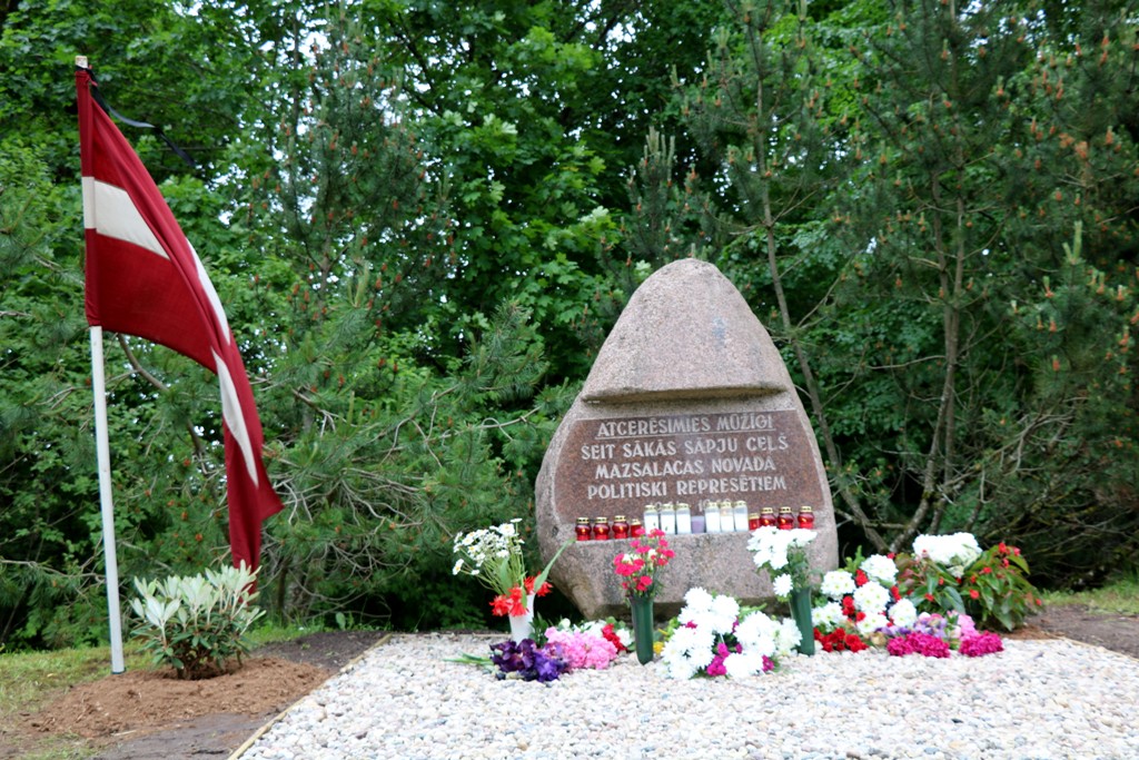 Sakārto piemiņas vietu